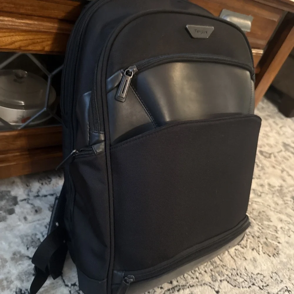 Targus Mobile-VIP Topload Shoulder Bag with Checkpoint-Friendly TSA Screening...
